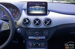 Console centrale de la Mercedes-Benz B250 4matic 2016
