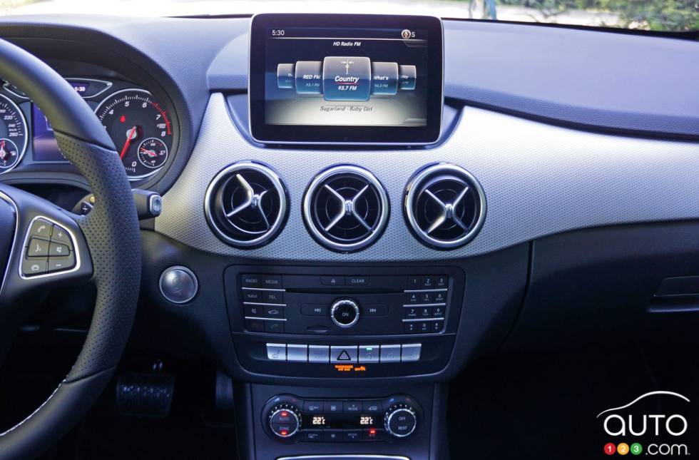 2016 Mercedes-Benz B250 4matic center console