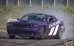 Drift d'un Dodge Challenger SRT Hellcat