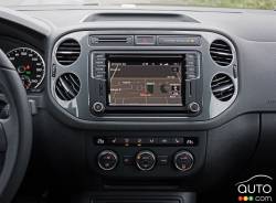 2016 Volkswagen Tiguan TSI Special edition center console