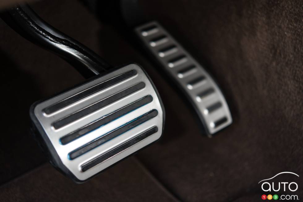 2016 Porsche Cayenne Turbo S pedals