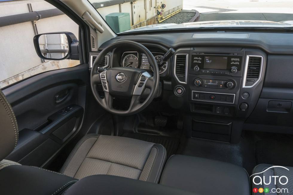 Habitacle du conducteur du Nissan TITAN XD cabine simple 2017