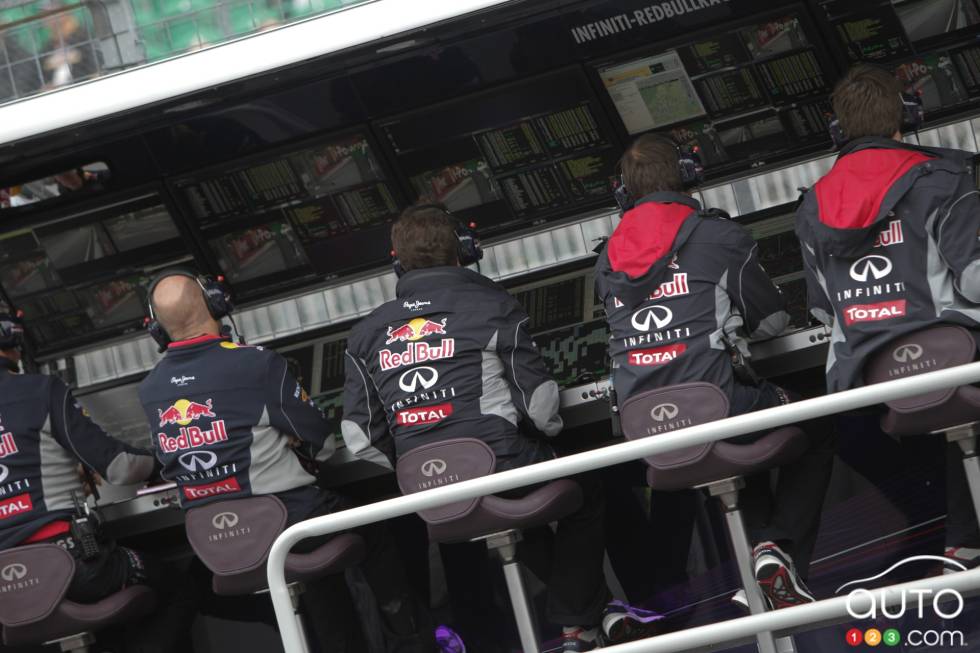 L'équipe Infiniti Red Bull Racing sur le mur de la ligne des puits.