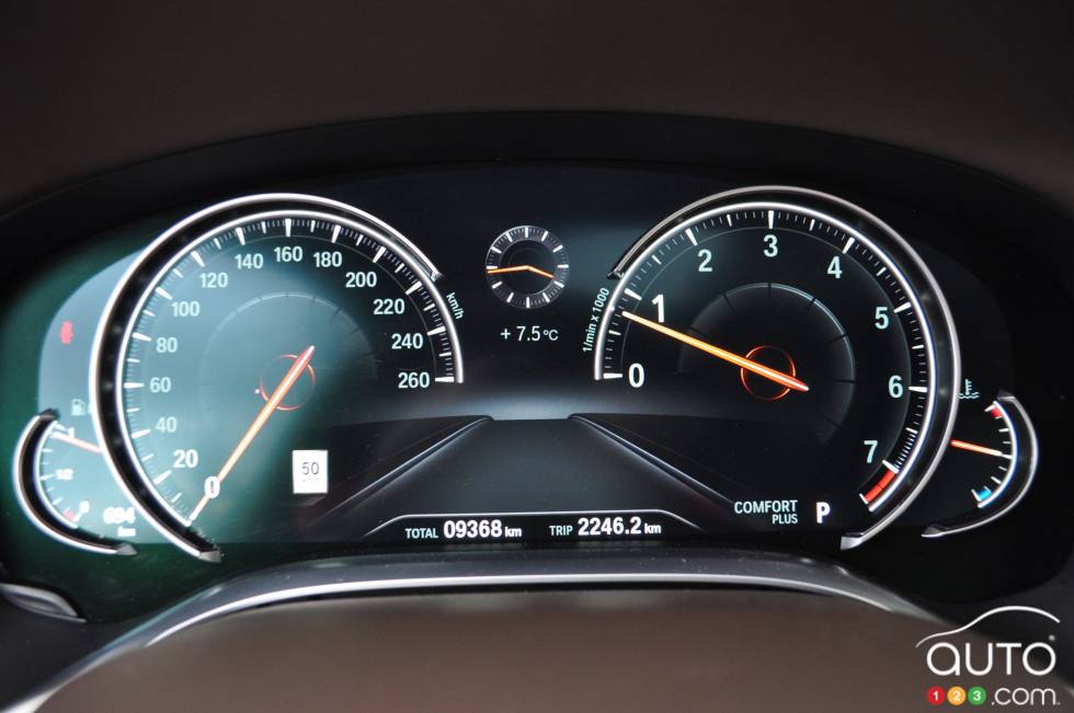 2016 BMW 750Li xDrive instrumentation cluster