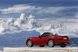 Vue 3/4 arrière de la Fiat 124 Spyder 2017