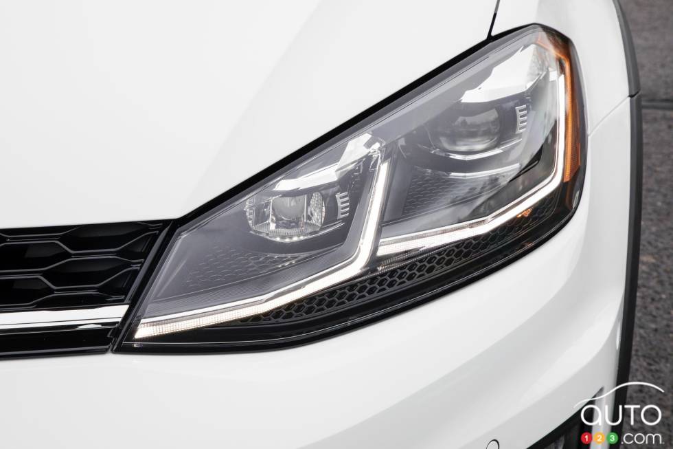 2018 Golf Alltrack front headlight
