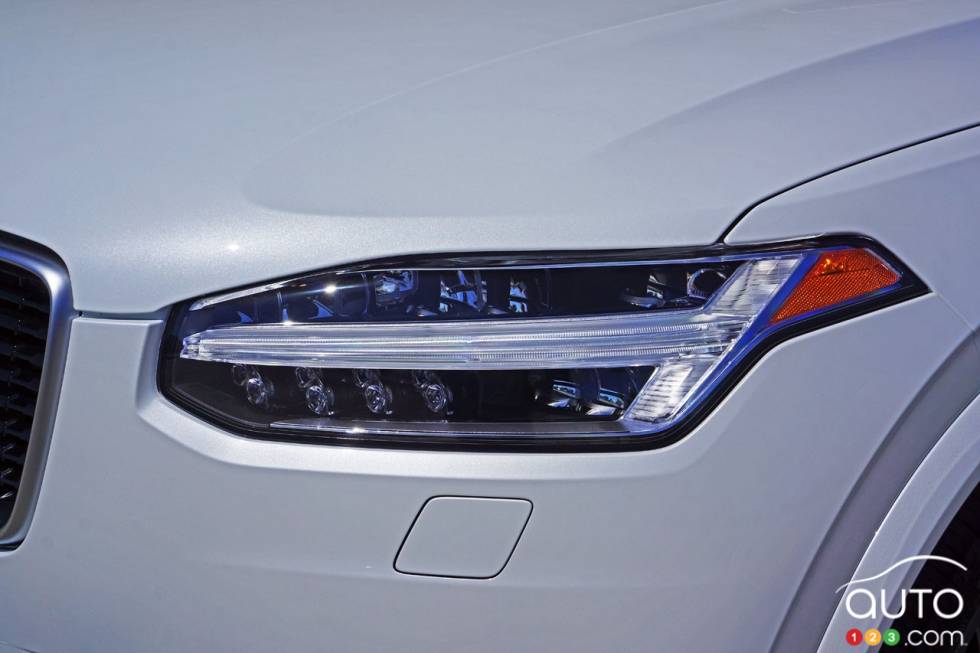 2016 Volvo XC90 T6 R design headlight