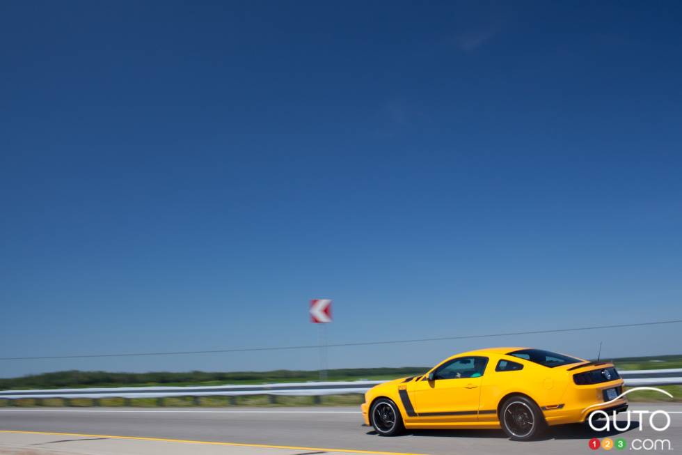 Vue 3/4 arrière  éloignée sur la route