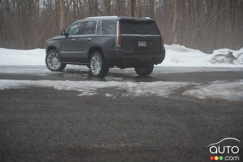 Vue 3/4 arrière du Cadillac Escalade 2016