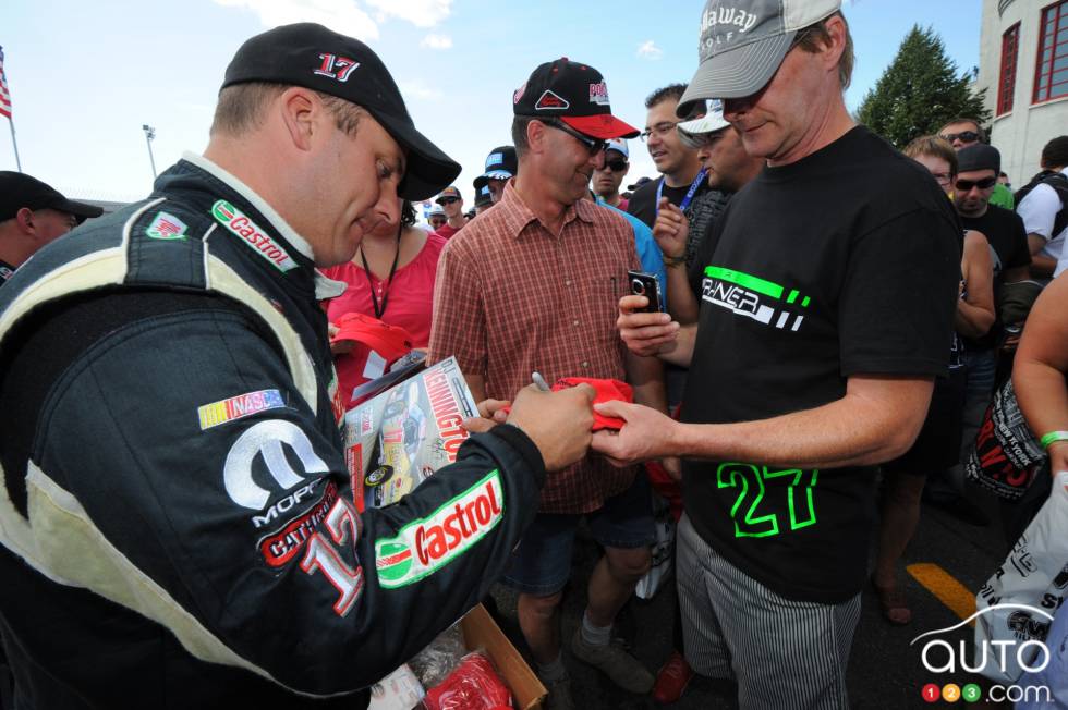 D.J. Kennington, Castrol Edge/Mahindra Tractors Dodge signing autographs