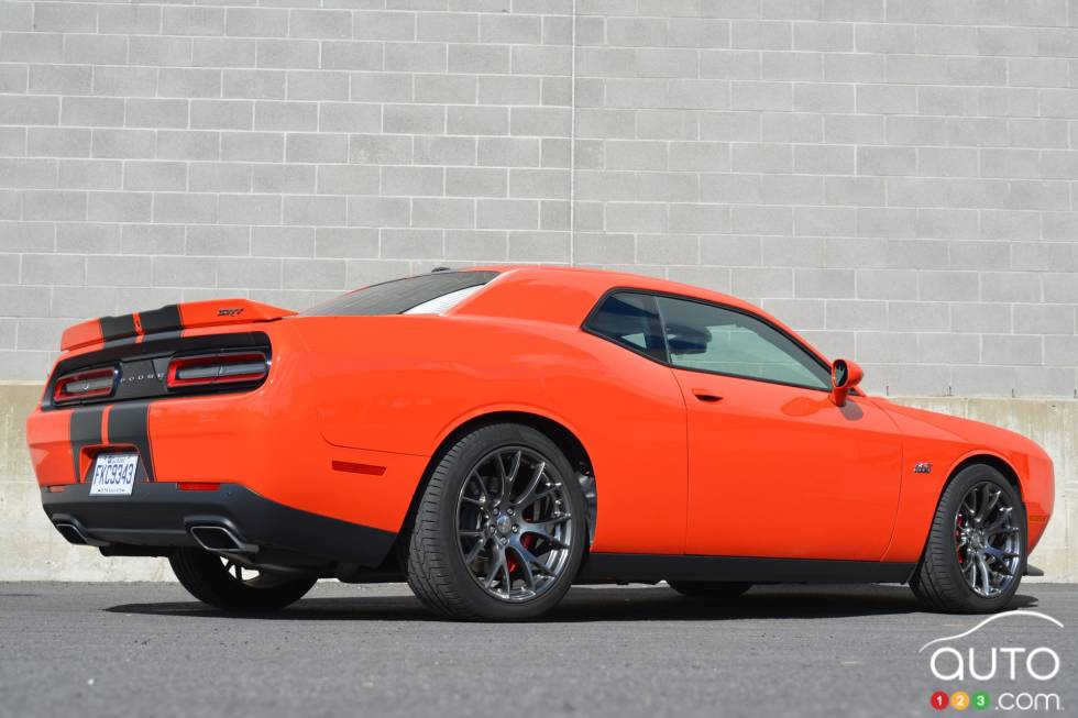 Vue 3/4 arrière de la Dodge Challenger SRT 2016