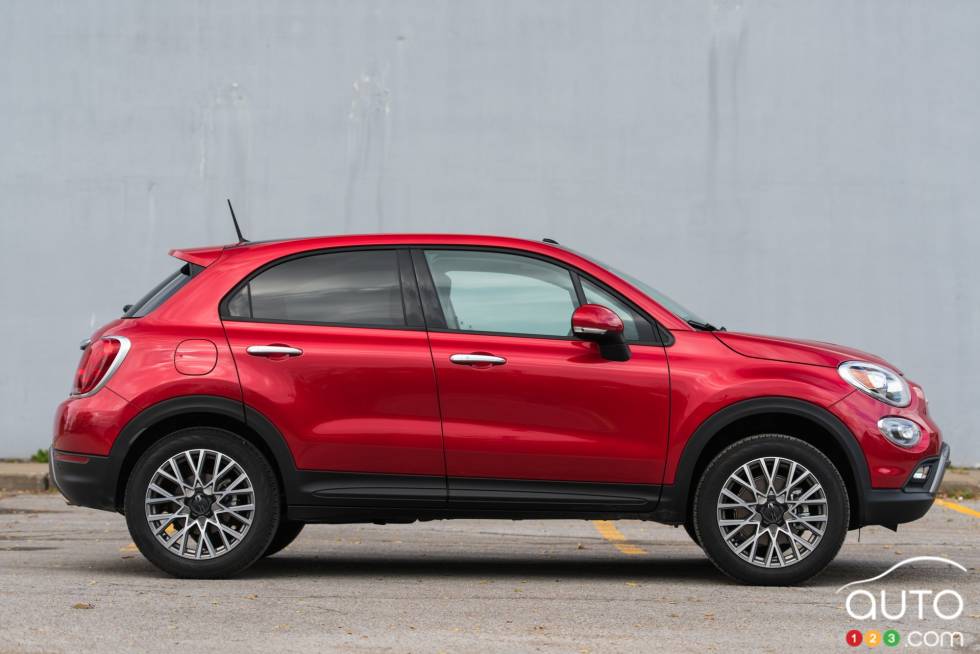 Vue de côté de la Fiat 500x 2016