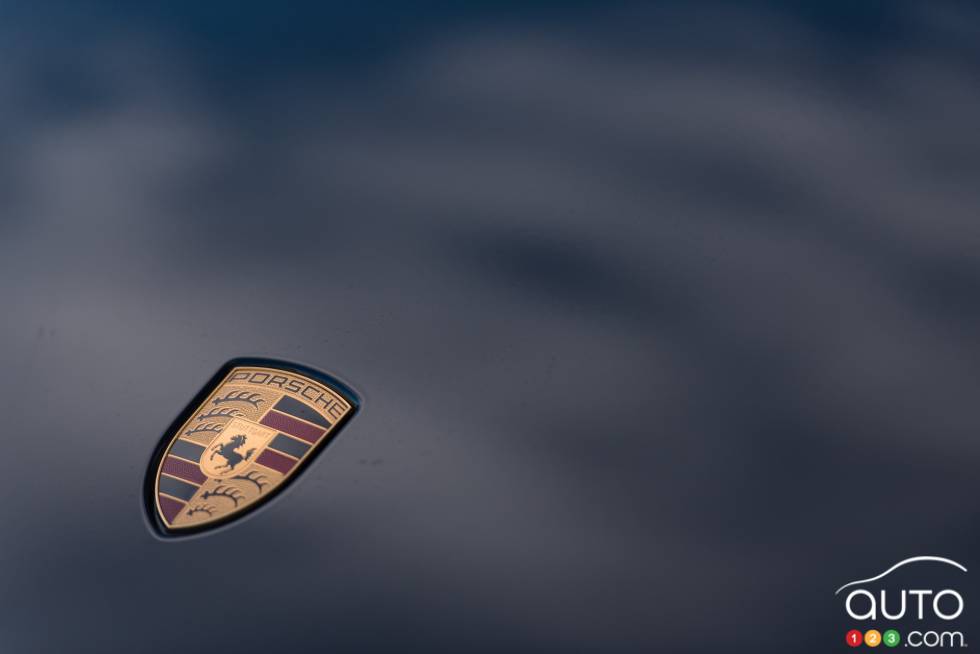 2016 Porsche Cayenne Turbo S manufacturer badge