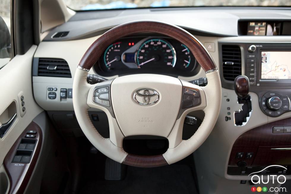 Steering wheel and dashboard