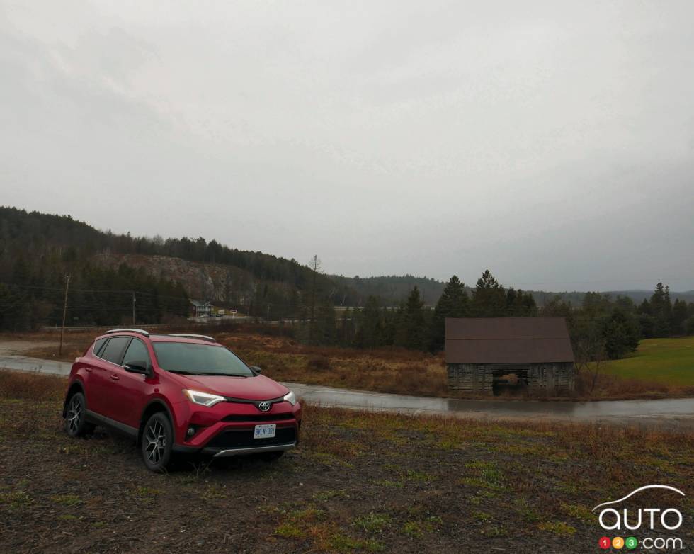 Pour 2016, le Toyota RAV4 affiche un design légèrement modernisé, propose une version « sportive » appelée SE et ajoute un modèle hybride à la fois plus écoénergétique et plus puissant.