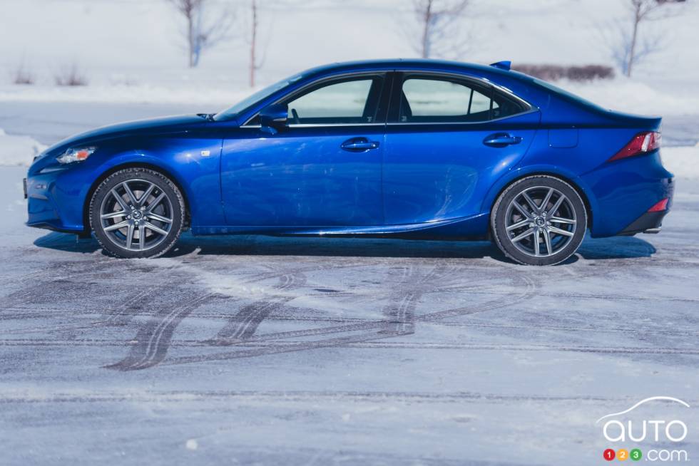 Vue de côté de la Lexus IS300 AWD 2016