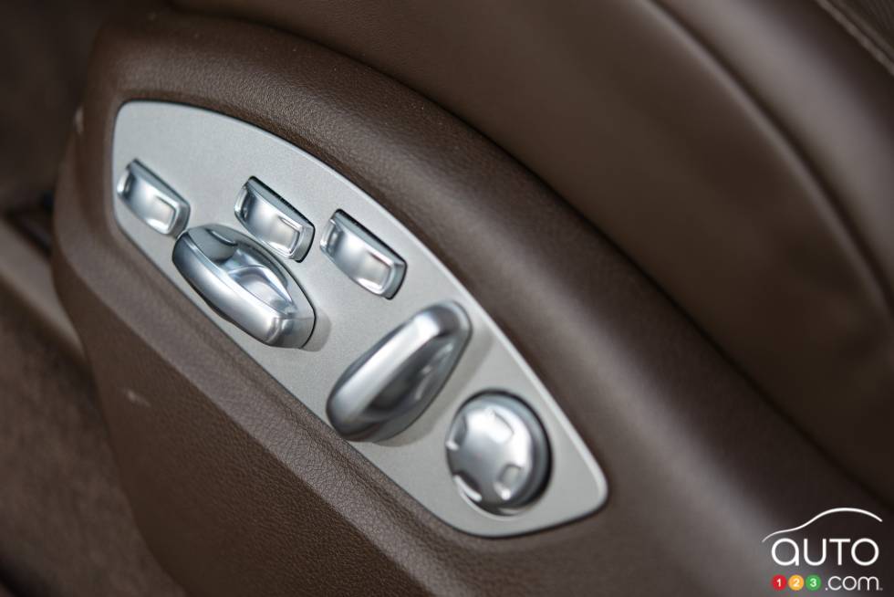2016 Porsche Cayenne Turbo S seat detail
