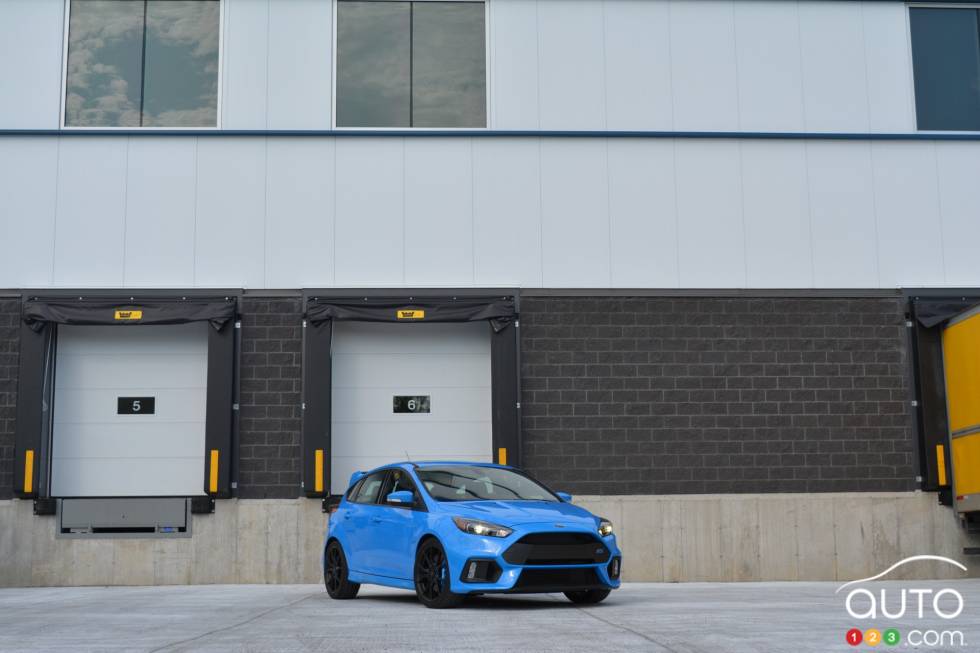 2017 Ford Focus RS front 3/4 view