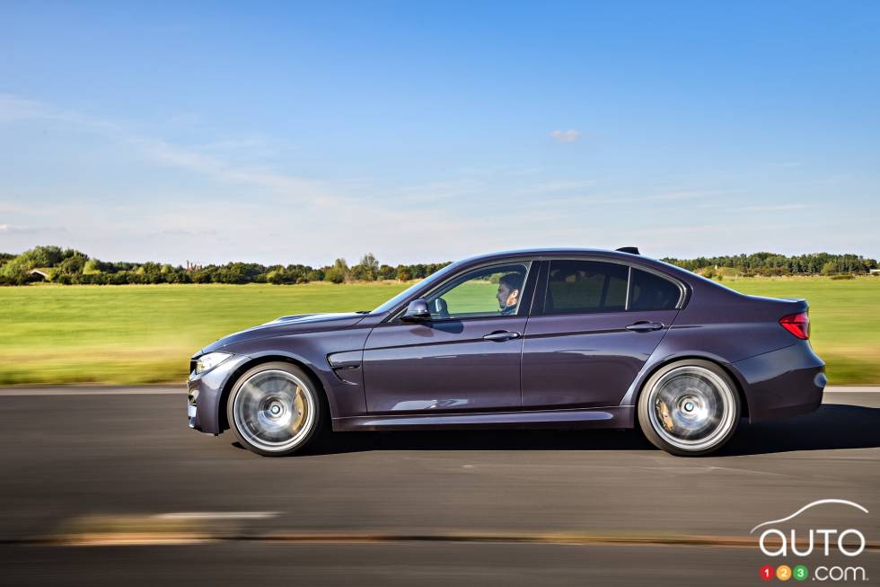 Vue de côté de la BMW F80 M3