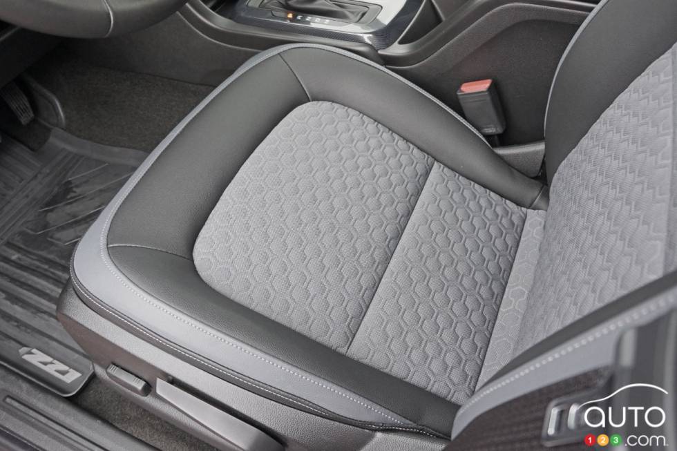 2016 Chevrolet Colorado Z71 Crew Cab short box AWD seat detail