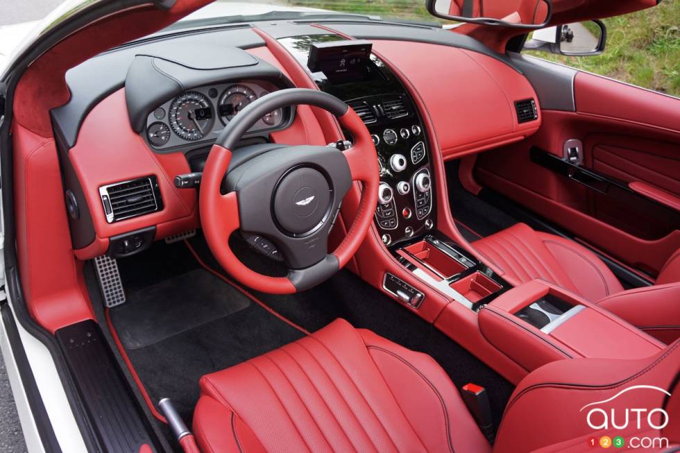 Habitacle du conducteur de l'Aston Martin DB9 GT Volante 2016