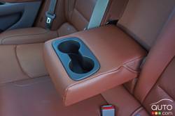 Accoudoire central arrière avec porte-gobelets de la Chevrolet Malibu Hybride 2016