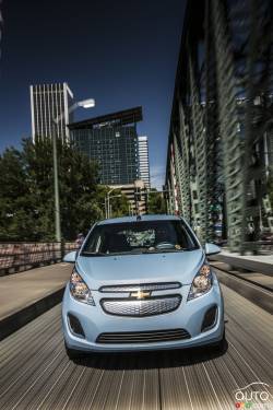 vue de face en action2015 Chevrolet Spark EV
