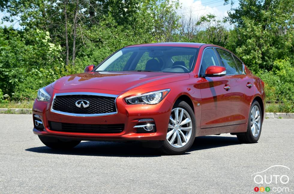 Vue 3/4 avant de l'Infiniti Q50 2.0T 2016