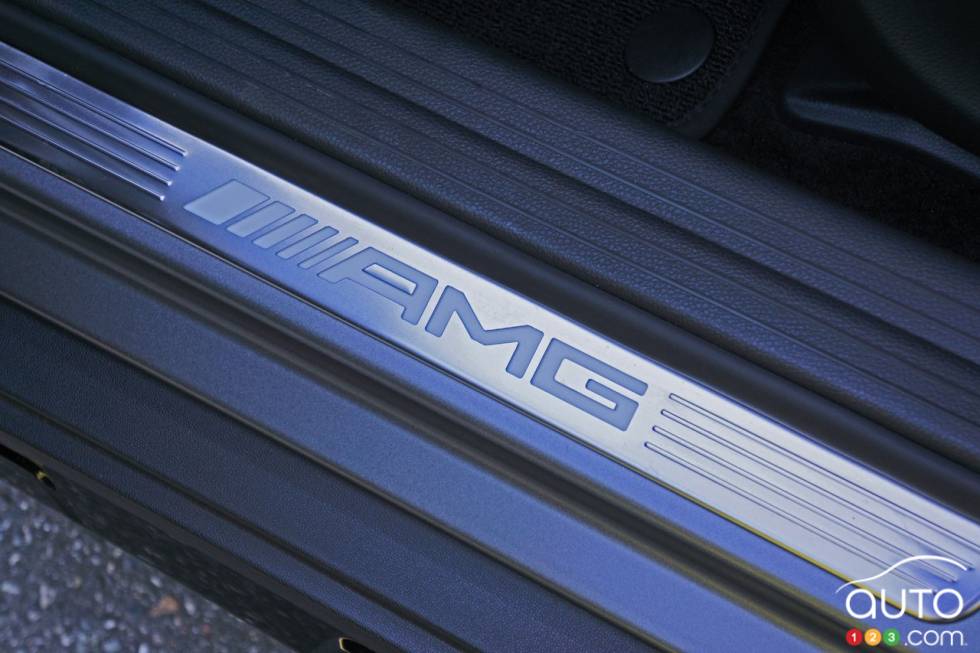 Garnissage des seuils du Mercedes-Benz GLA 45 AMG 4Matic 2016