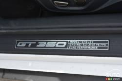 Garnissage des seuils de la Ford Mustang GT350 2016