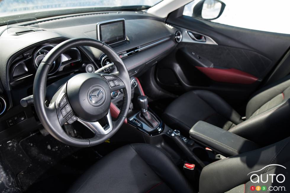 Habitacle du conducteur de la Mazda CX-3 2016