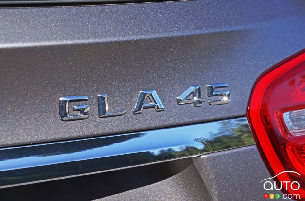 Écusson du modèle du Mercedes-Benz GLA 45 AMG 4Matic 2016