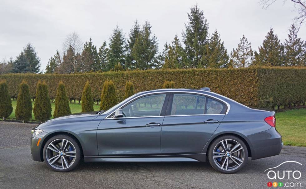 Vue de côté de la BMW 340i xDrive 2016