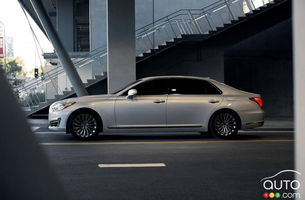 Vue de côté de la Genesis G90 2017
