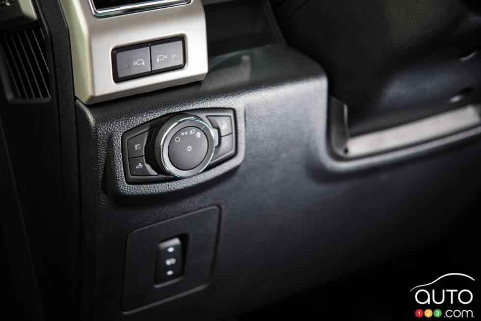 2016 Ford F-150 Lariat FX4 4x4 interior details