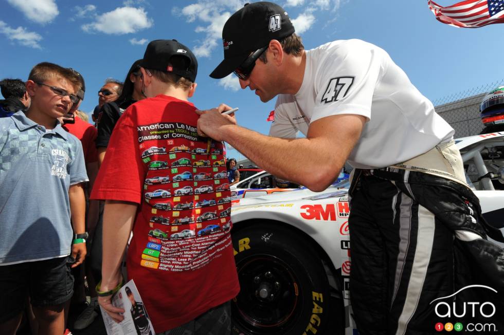 L.P. Dumoulin, WeatherTech Canada/Bellemare Dodge signe un autographe sur le chandail d'une jeune fan