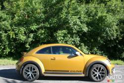 Vue de côté de la Volkswagen Beetle Dune 2016