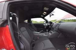 2016 Nissan 370Z front interior compartment