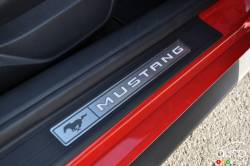 Garnissage des seuils de la Ford Mustang GT 2015