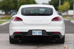 Vue arrière de la Porsche Panamera GTS 2015