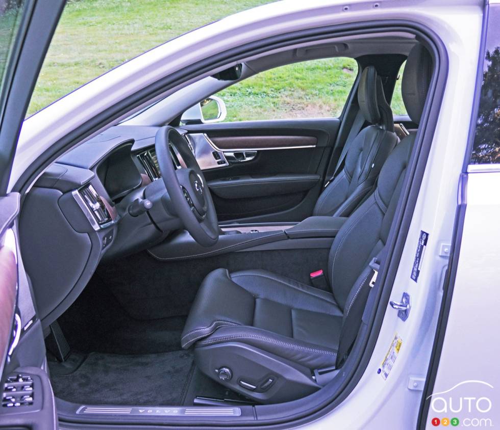 Side view of the front of the vehicle                               