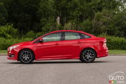 2015 Ford Focus SE Ecoboost side view