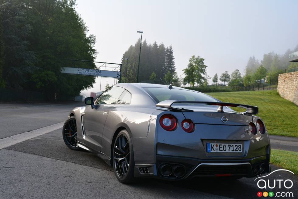 Vue 3/4 arrière de la Nissan GTR 2017
