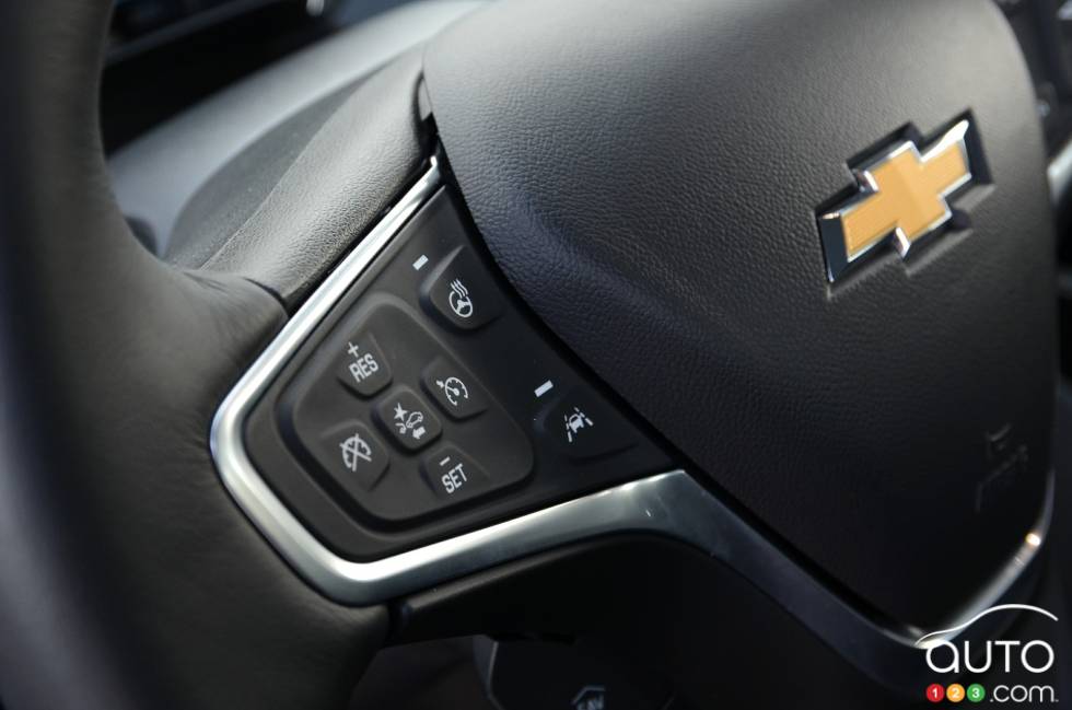 Commande pour le régulateur de vitesse sur le volant de la Chevrolet Volt 2016