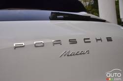 2017 Porsche Macan model badge