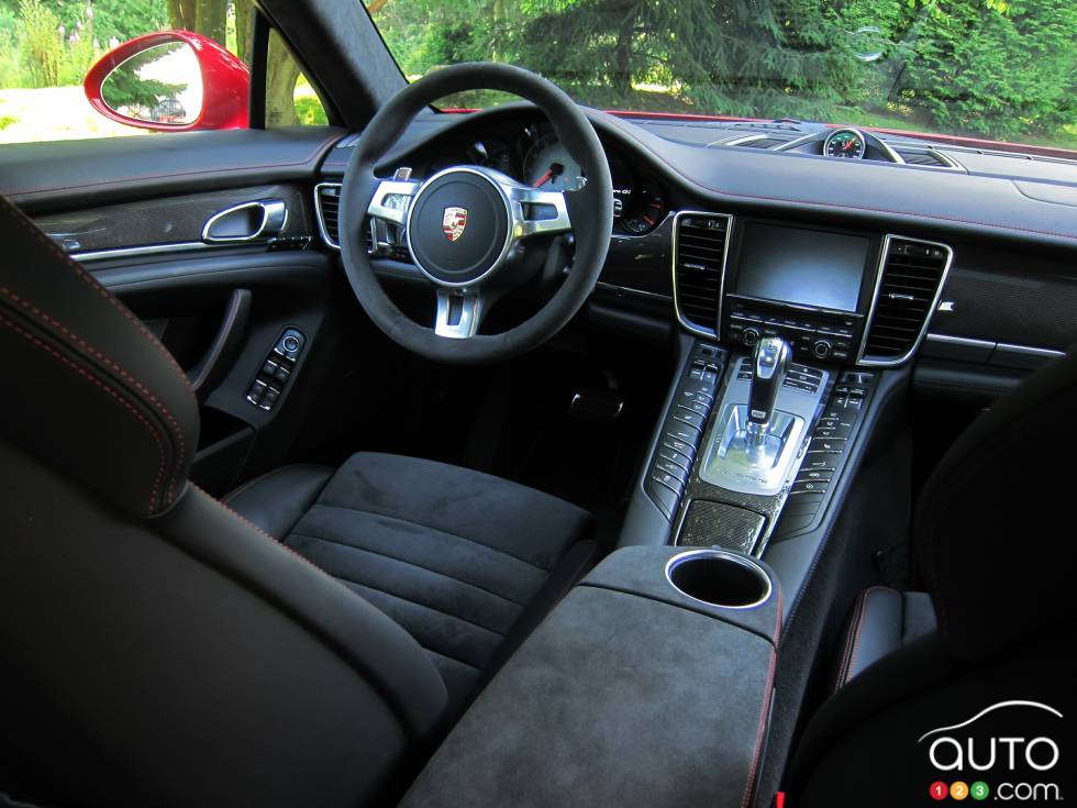 Driver's cockpit and centre console