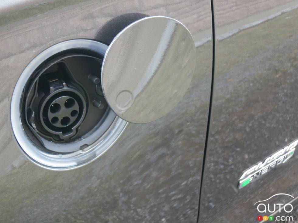 Electric recharge socket