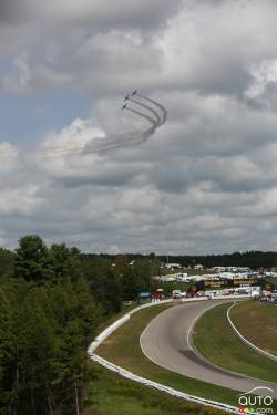 Des avions survolent la piste avant la course