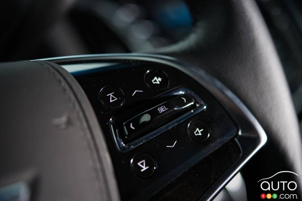 2016 Cadillac Escalade steering wheel mounted audio controls