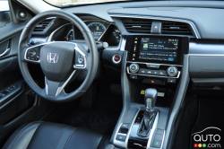 Habitacle du conducteur de la Honda Civic Touring 2016
